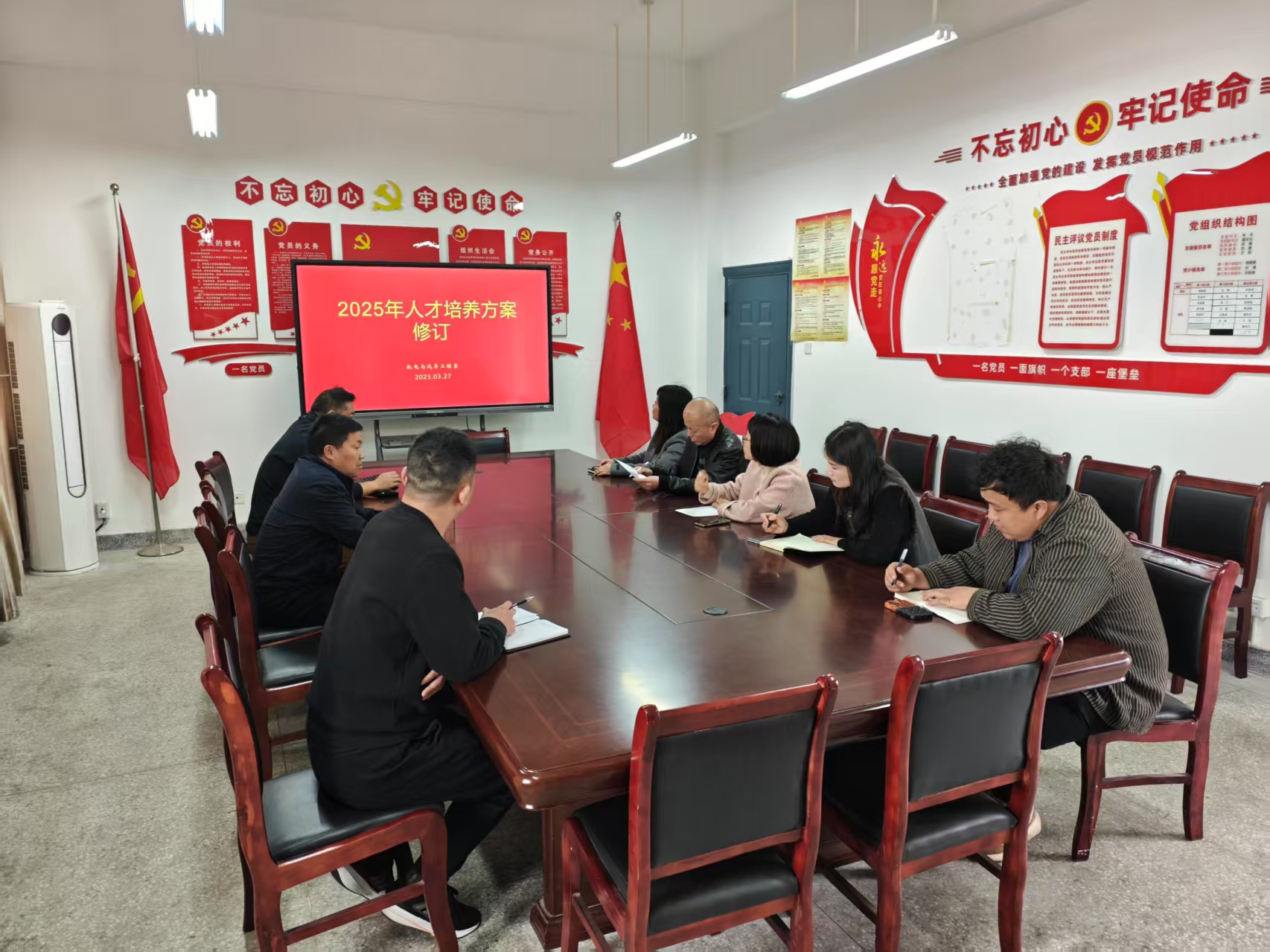 人才培养方案修订会议照片.jpg 人才培养方案修订会议照片.jpg