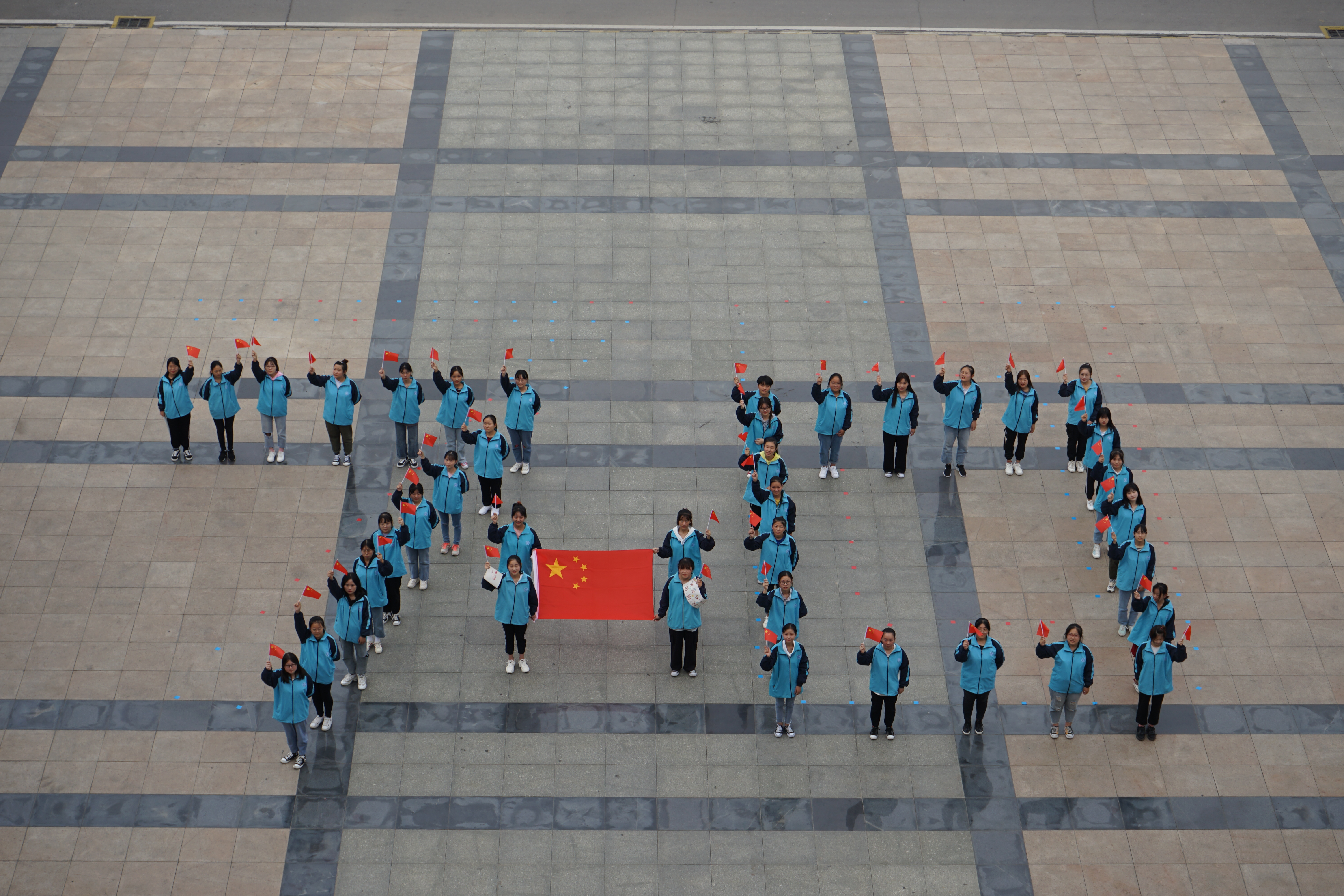 “我和国旗合个影 我为祖国送祝福”