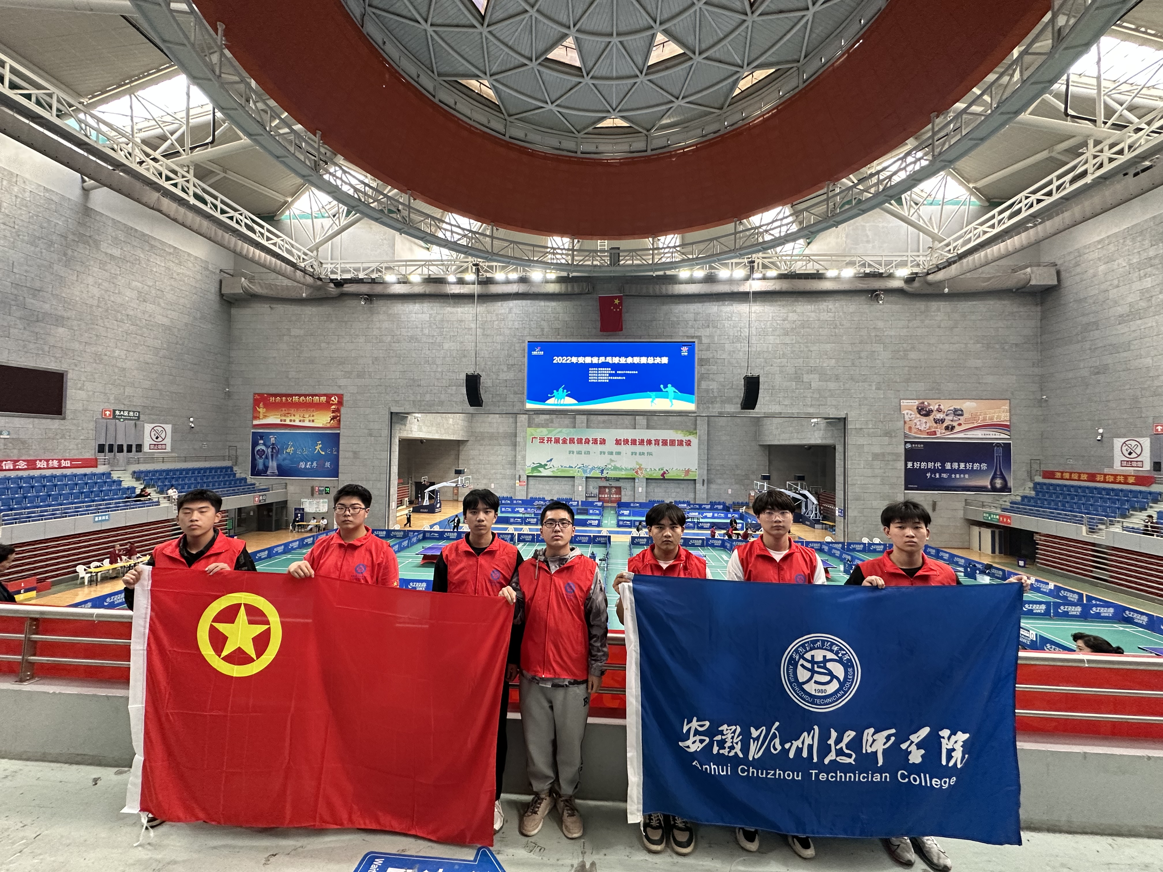 学校组织青年志愿者参加安徽省乒乓球业余联赛总决赛赛场服务工作